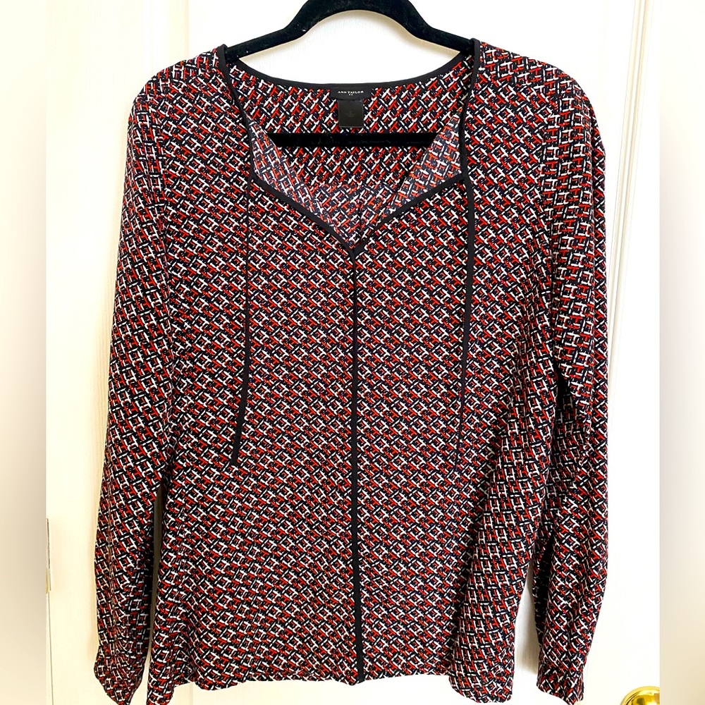 Beautiful Ann Taylor blouse; Size 6, black, red, and white.